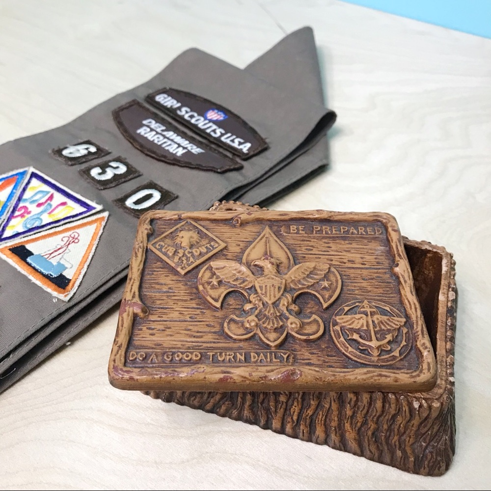 vintage | cub scout motto trinket medals molded faux wood resin box 1946